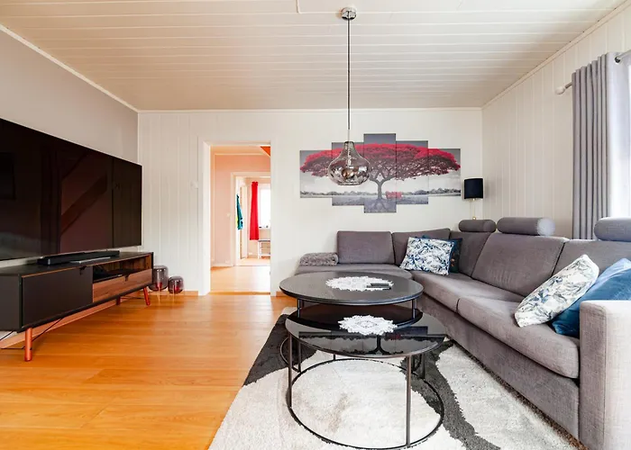 Reine Mountain View Retreat