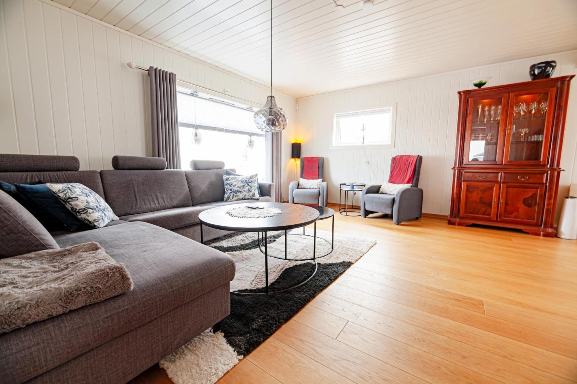 Reine Mountain View Retreat Holiday home